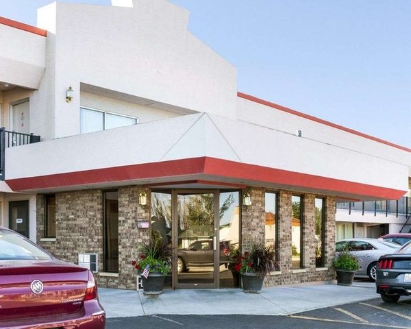 Econo Lodge — Property