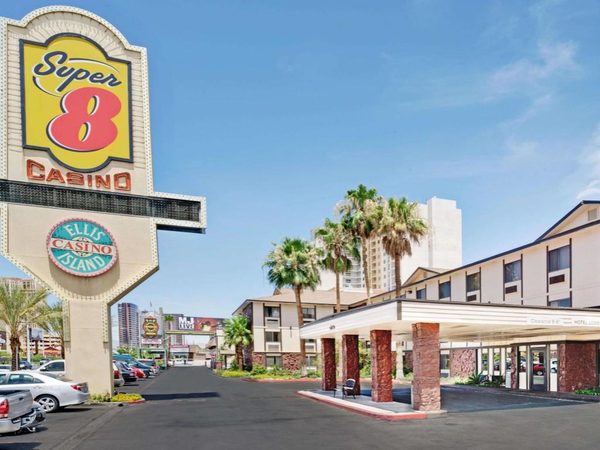 Ellis Island Hotel Super 8 Las Vegas Las Vegas Nevada — Property