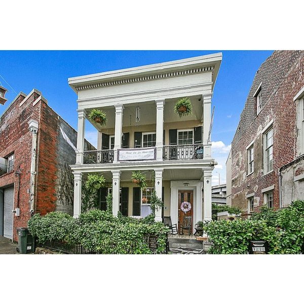 Fleur De Lis Mansion Bed and Breakfast — Property