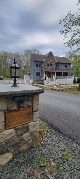 Four Seasons For Fun Bed Breakfast Lakeville Pocono Mountains Region Pennsylvania — Property