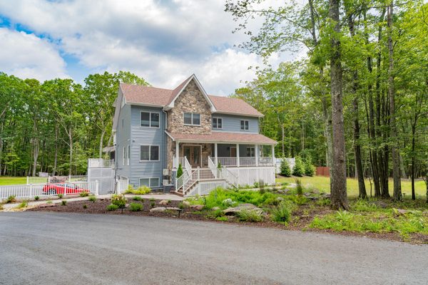 Four Seasons For Fun Bed Breakfast Lakeville Pocono Mountains Region Pennsylvania — Property