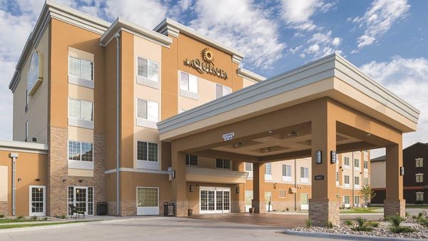 Grand Forks Lodge Suites — Property
