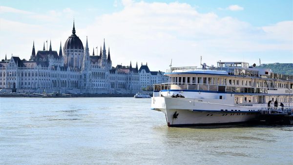 Grand Jules Boat Hotel — Property