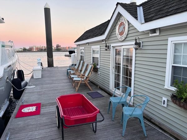 Green Turtle Floating Bed and Breakfast — Property