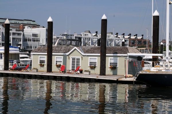 Green Turtle Floating Bed and Breakfast — Property