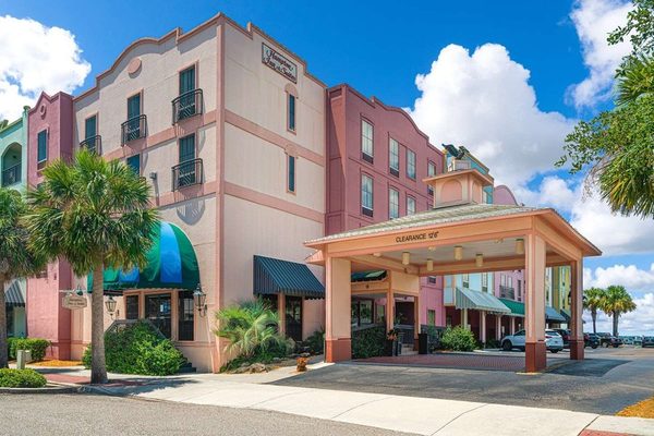 Hampton Inn Suites Amelia Island Historic Harbor Front — Property