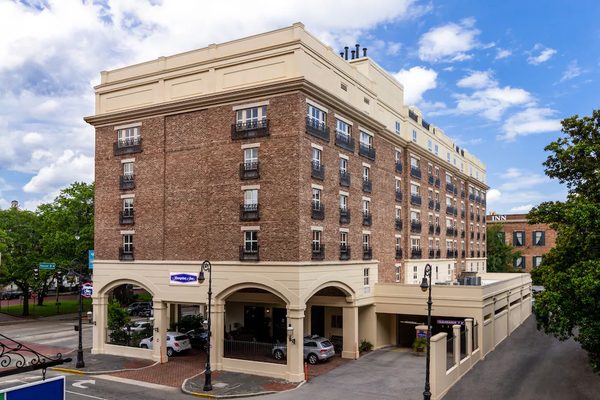 Hampton Inn Suites Savannah Historic District — Property