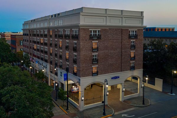 Hampton Inn Suites Savannah Historic District — Property