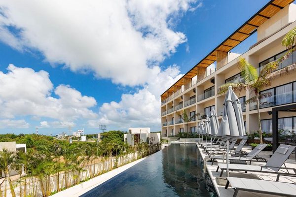 Hive Cancun — Property