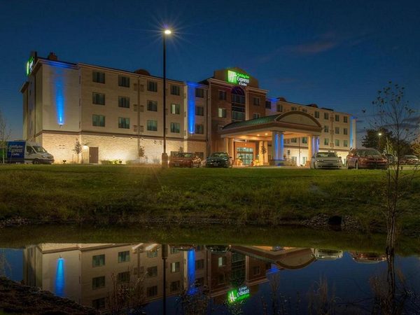 Holiday Inn Express Suites Kansas City Airport — Property