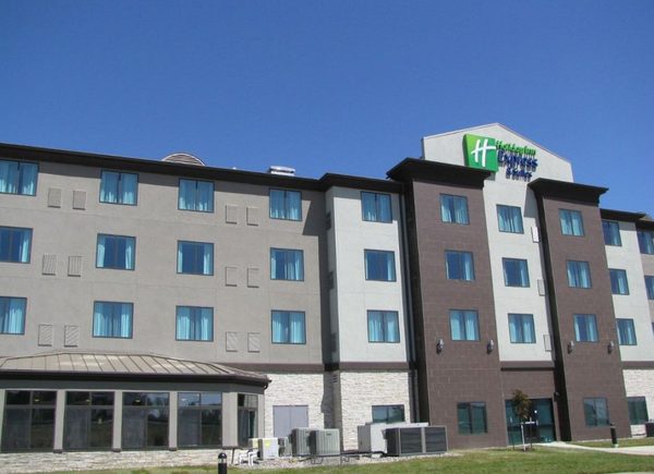 Holiday Inn Express Suites Kansas City Airport — Property