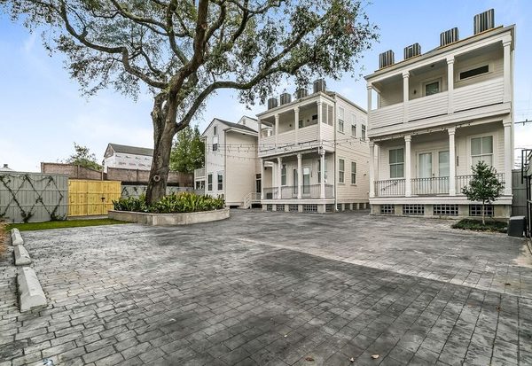 Hosteeva Canal Luxury Condos — Property
