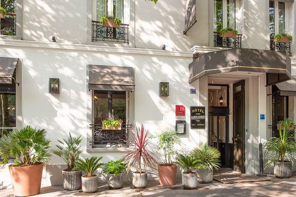 Hotel De La Porte Doree — Property
