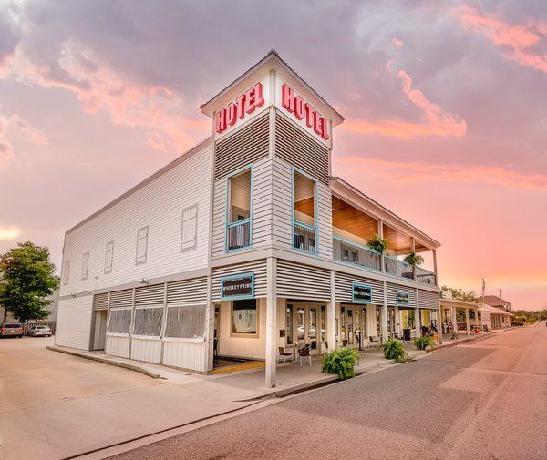 Hotel Whiskey In Pass Christian — Property