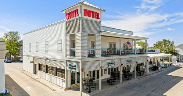 Hotel Whiskey In Pass Christian — Property