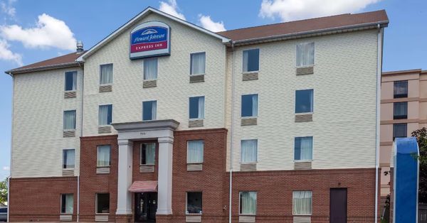 Howard Johnson by Wyndham Airport — Property