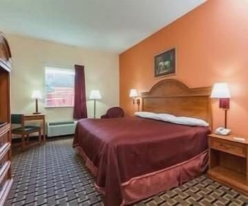 Howard Johnson by Wyndham Airport — Property