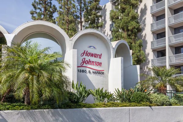 Howard Johnson by Wyndham Anaheim Hotel and Water Playground Anaheim California — Property