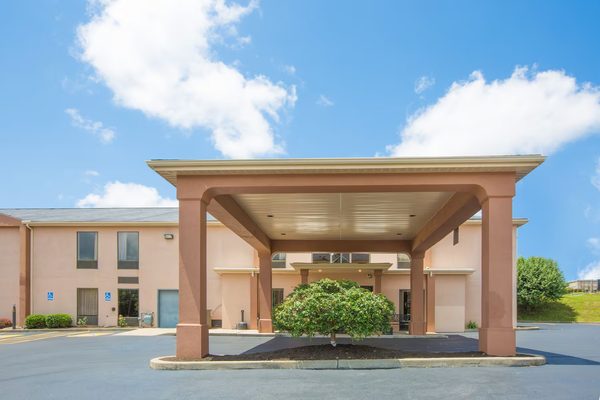 Howard Johnson by Wyndham Beckley — Property