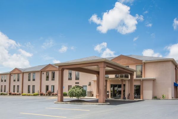 Howard Johnson by Wyndham Beckley — Property