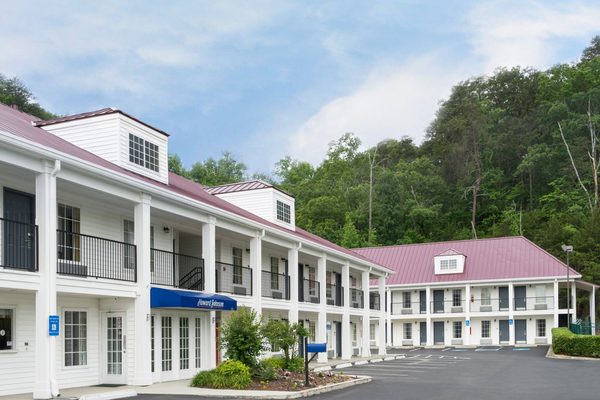 Howard Johnson by Wyndham Dalton — Property