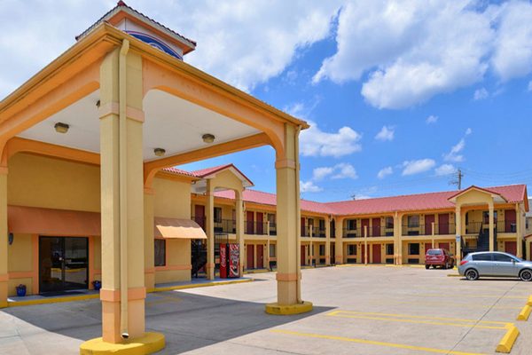Howard Johnson By Wyndham Houston Heights downtown — Property