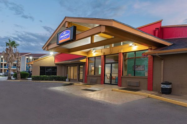 Howard Johnson by Wyndham Houston Hobby Airport — Property