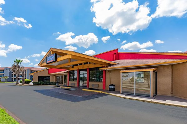 Howard Johnson by Wyndham Houston Hobby Airport — Property