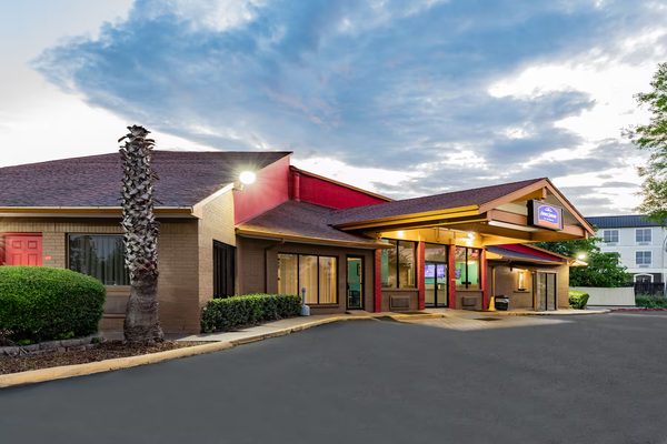 Howard Johnson by Wyndham Houston Hobby Airport — Property