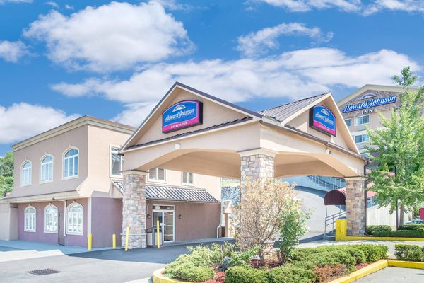 Howard Johnson by Wyndham North Bergen — Property