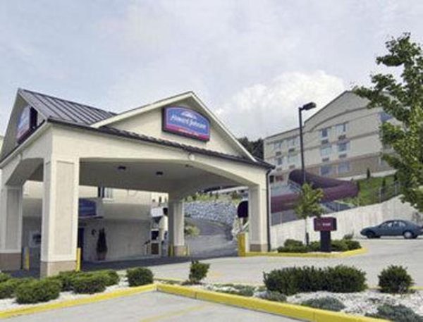 Howard Johnson by Wyndham North Bergen — Property