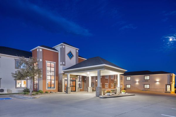 Howard Johnson by Wyndham Oacoma Hotel Suites — Property