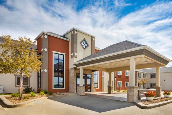 Howard Johnson by Wyndham Oacoma Hotel Suites — Property