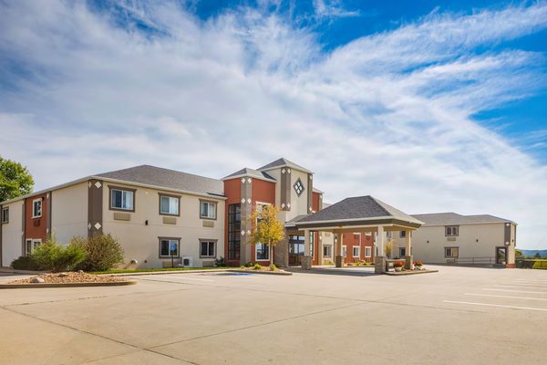 Howard Johnson by Wyndham Oacoma Hotel Suites — Property