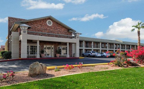 Howard Johnson by Wyndham Scottsdale Old Town — Property