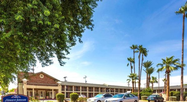 Howard Johnson by Wyndham Scottsdale Old Town — Property
