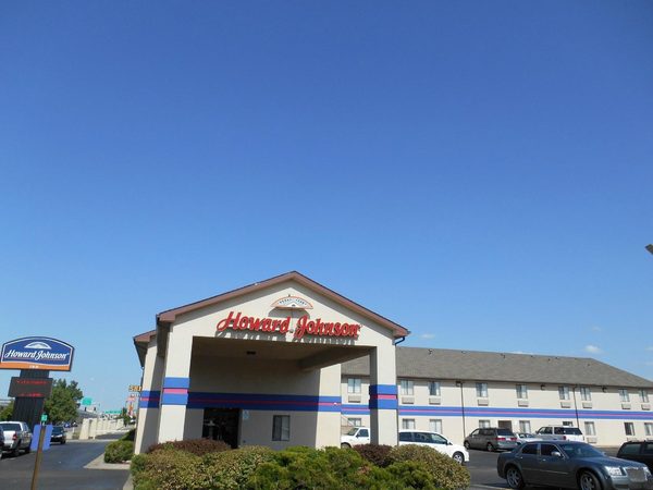 Howard Johnson by Wyndham Wichita Airport — Property