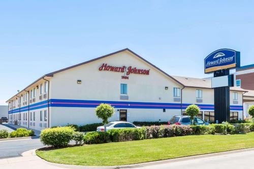 Howard Johnson by Wyndham Wichita Airport — Property