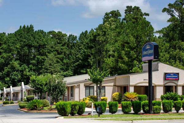 Howard Johnson by Wyndham Wilmington — Property