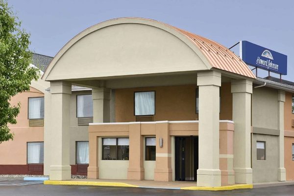 Howard Johnson Hotel Suites by Wyndham Allentown Dorney — Property