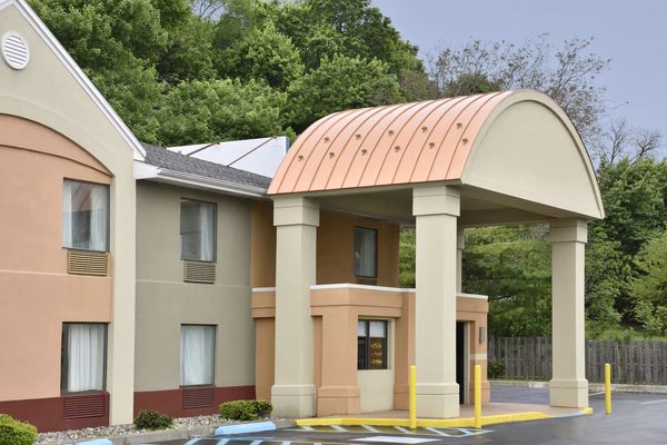Howard Johnson Hotel Suites by Wyndham Allentown Dorney — Property