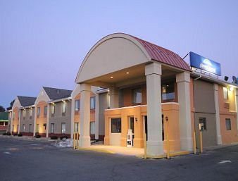 Howard Johnson Hotel Suites by Wyndham Allentown Dorney — Property