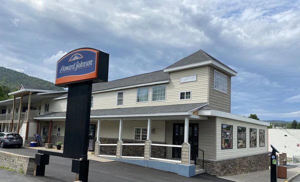 Howard Johnson Lake George — Property
