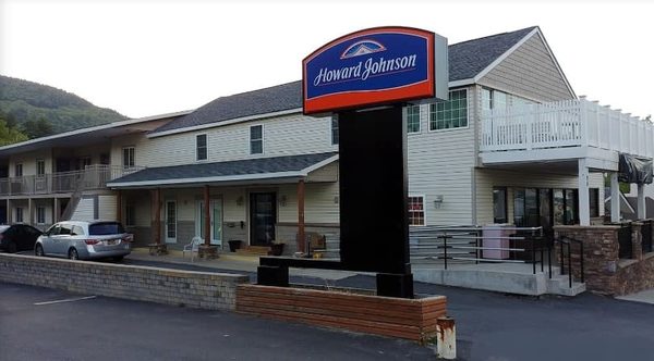 Howard Johnson Lake George — Property