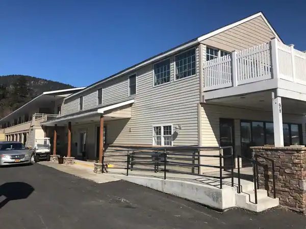 Howard Johnson Lake George — Property