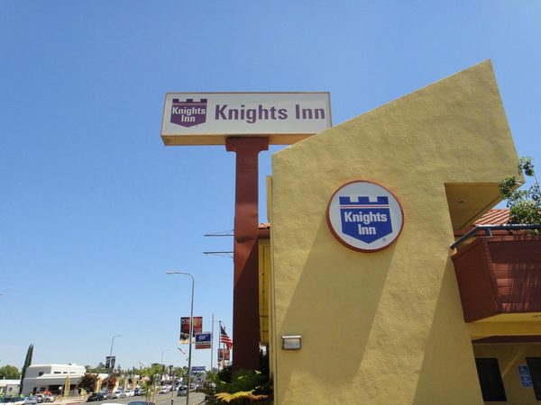 Knights Inn Woodland Hills Los Angeles California — Property