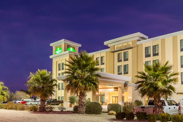 La Quinta Inn Suites by Wyndham Carlsbad — Property