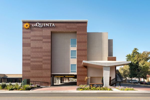 La Quinta Inn Suites by Wyndham Clovis CA — Property