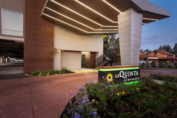 La Quinta Inn Suites by Wyndham Clovis CA — Property