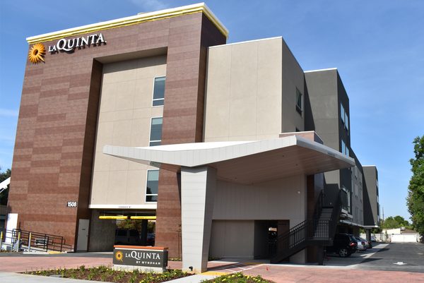 La Quinta Inn Suites by Wyndham Clovis CA — Property